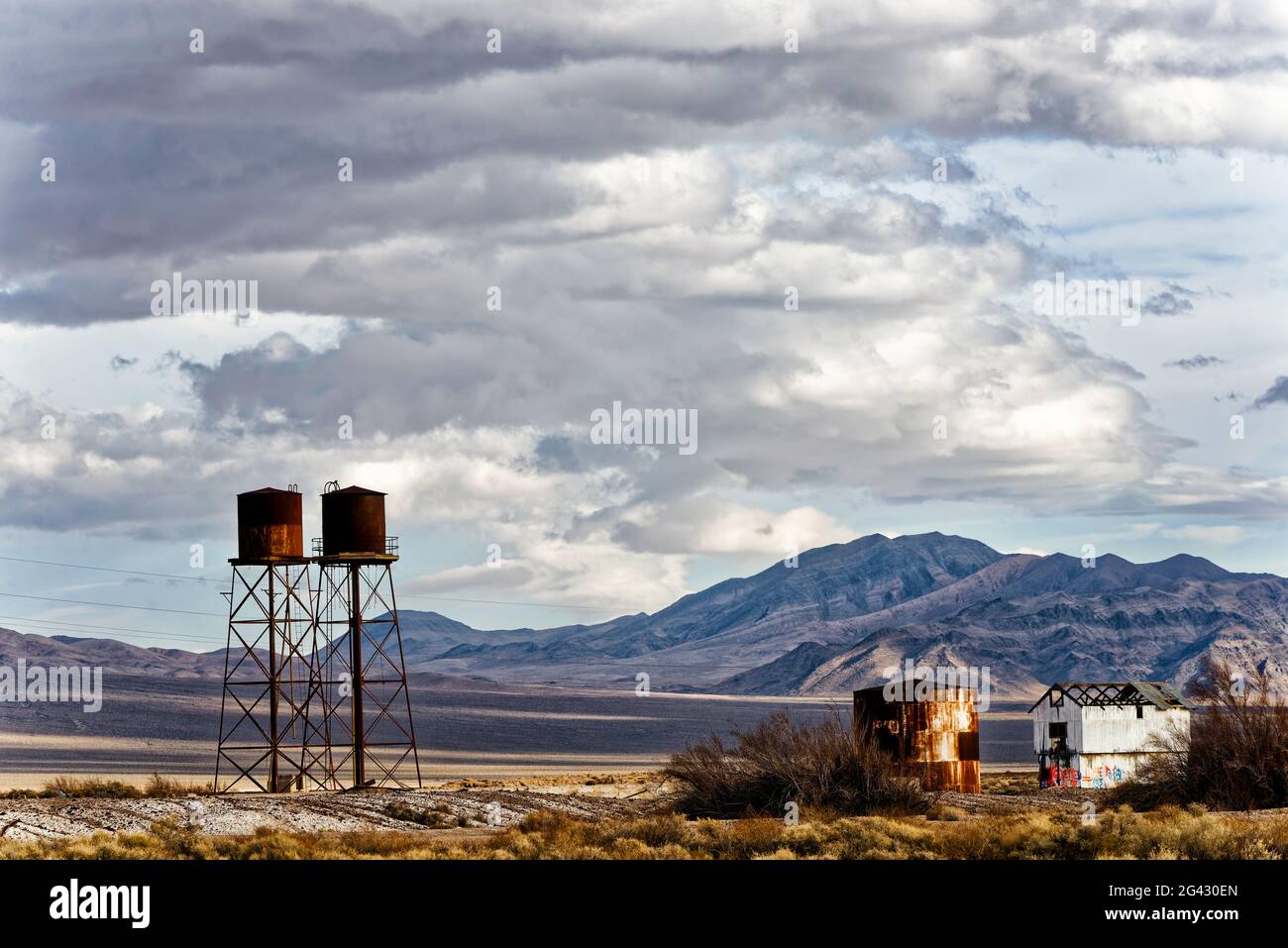 Contenedores de agua de lluvia oxidada en el desierto, Death Valley Junction, California, Estados Unidos Foto de stock
