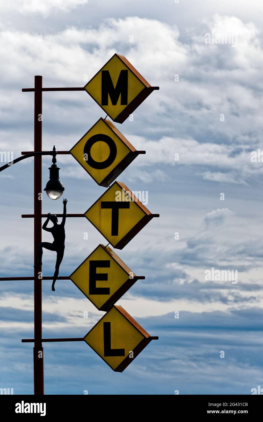 Cartel del motel contra moody sky, Las Vegas, Nevada, Estados Unidos Foto de stock