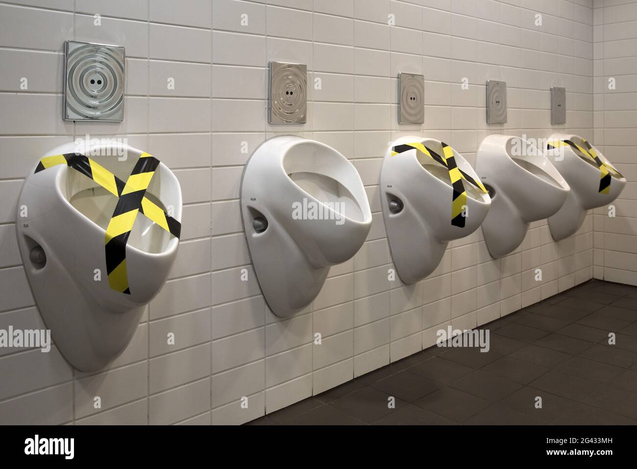 Urinal, Corona regla de distancia en el baño de hombres, Bochum, Renania del Norte-Westfalia, Alemania, Europa Foto de stock