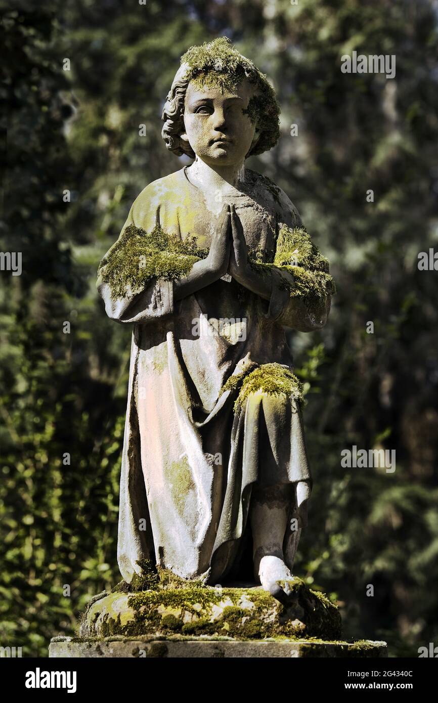Escultura en tumba con musgo en el cementerio de Melaten, Colonia, Alemania, Europa Foto de stock