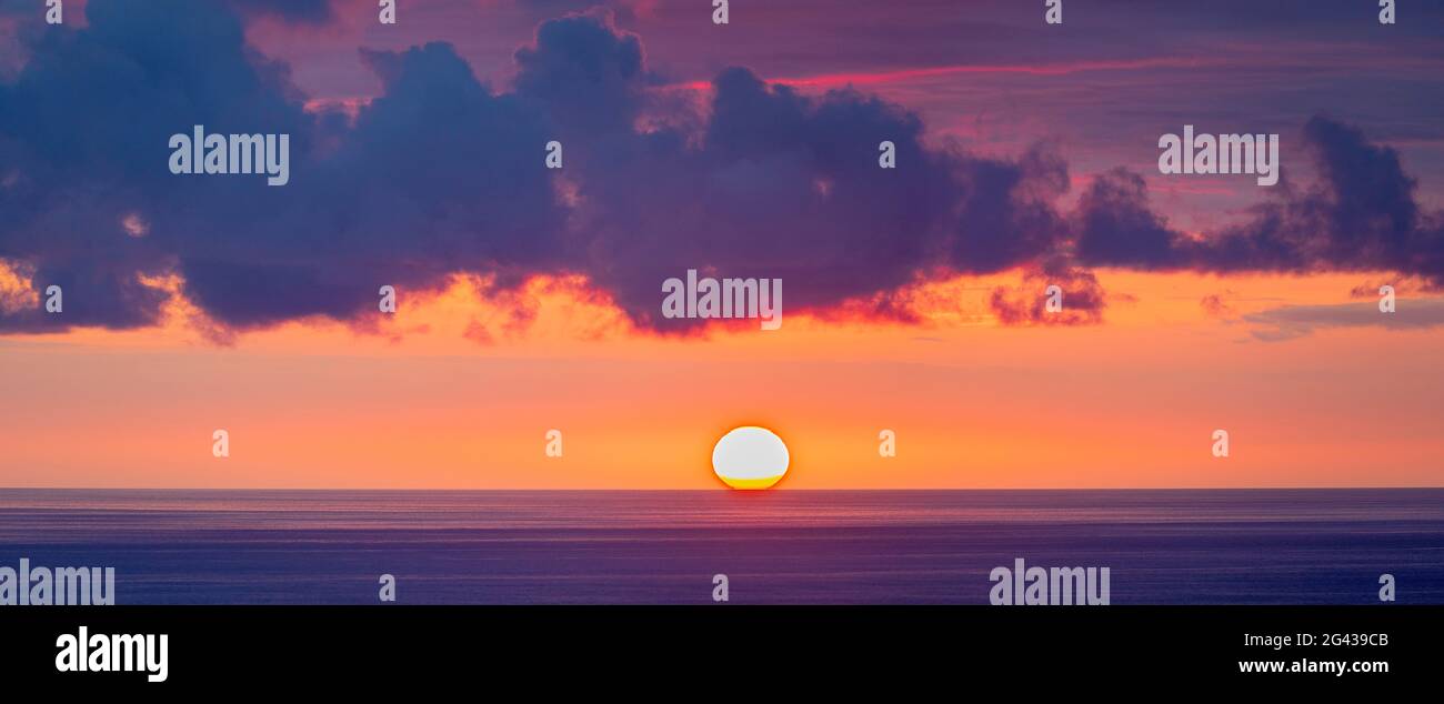 Puesta de sol sobre el Océano Pacífico, Distrito de South Kona, Hawaii, Estados Unidos Foto de stock
