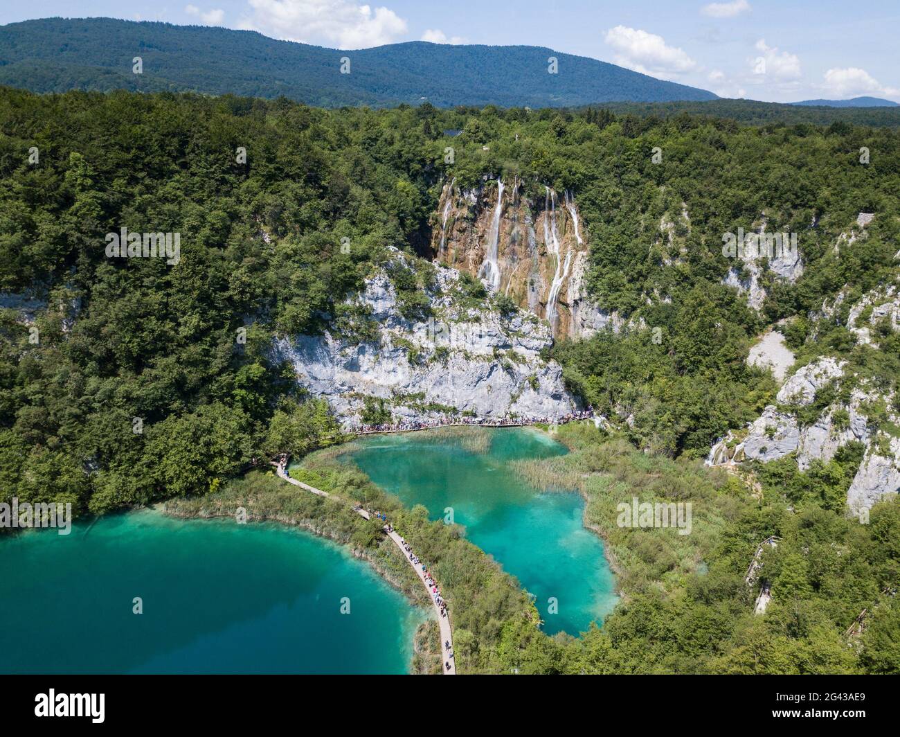 Vista aérea de cascadas y senderos de madera entre lagos, Parque Nacional de los Lagos de Plitvice, Lika-Senj, Croacia, Europa Foto de stock