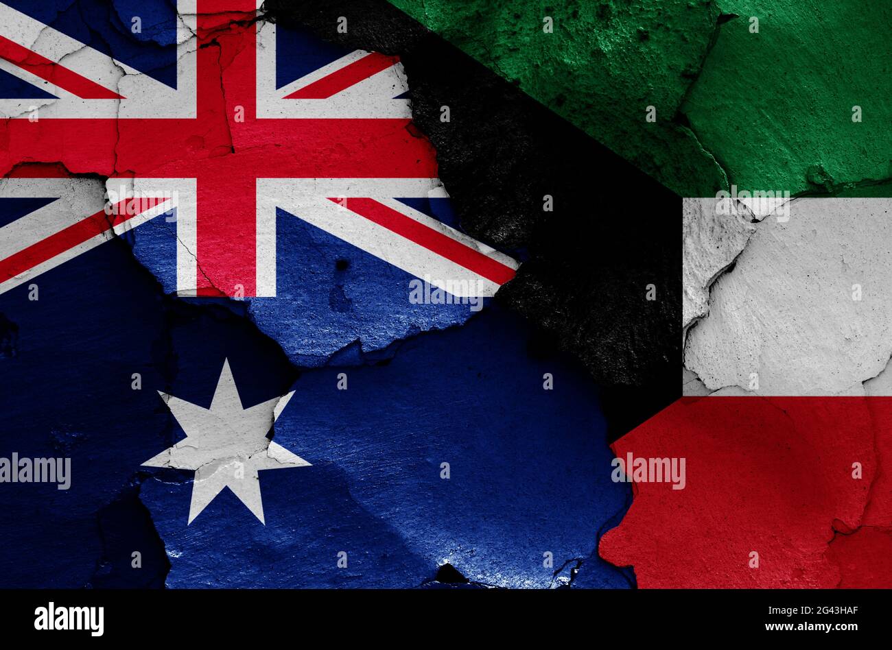 Banderas de Australia y Kuwait pintadas en paredes agrietadas Foto de stock