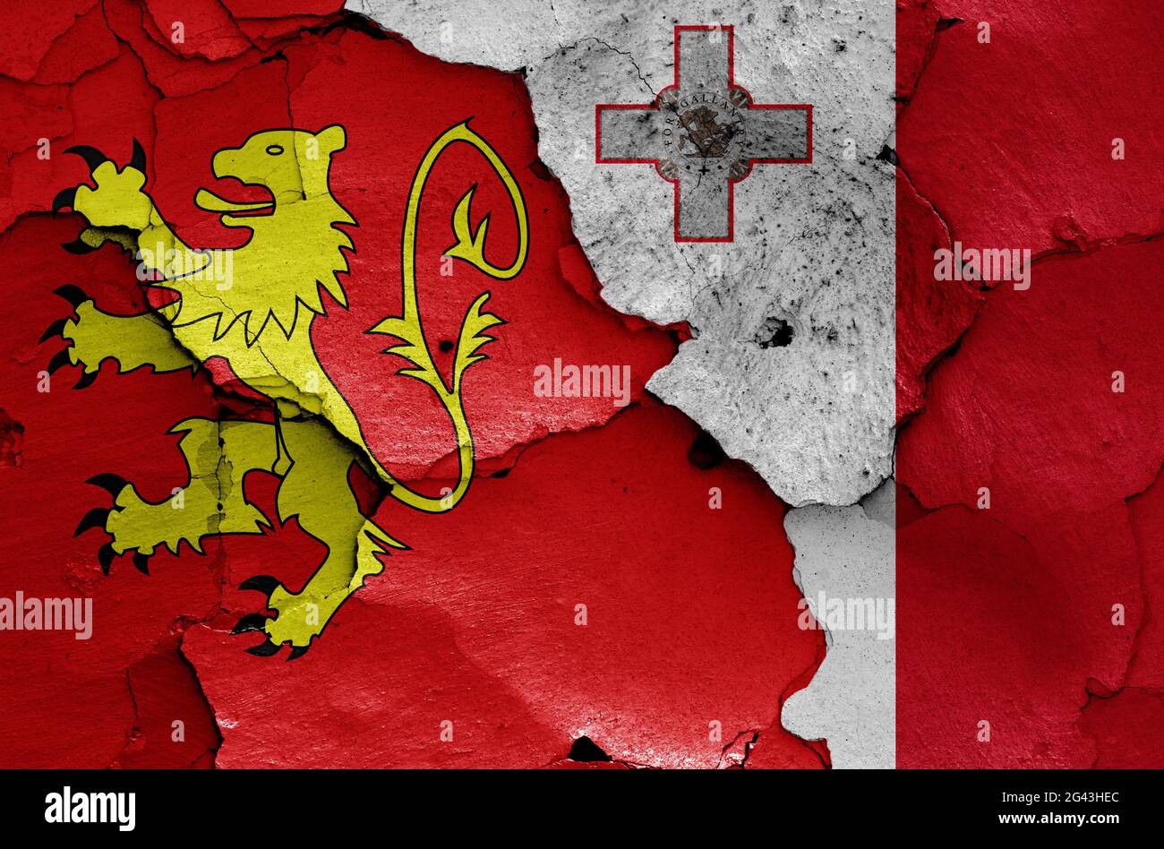 Banderas de Valletta y Malta pintadas en la pared agrietada Foto de stock
