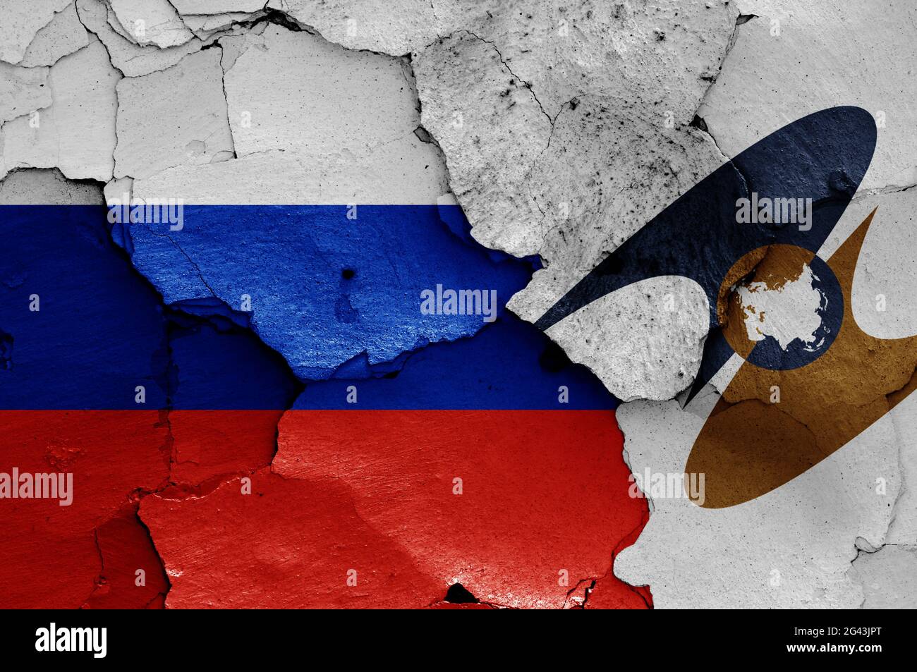 Banderas de Rusia y de la Unión Económica Eurasiática pintadas en un muro agrietado Foto de stock