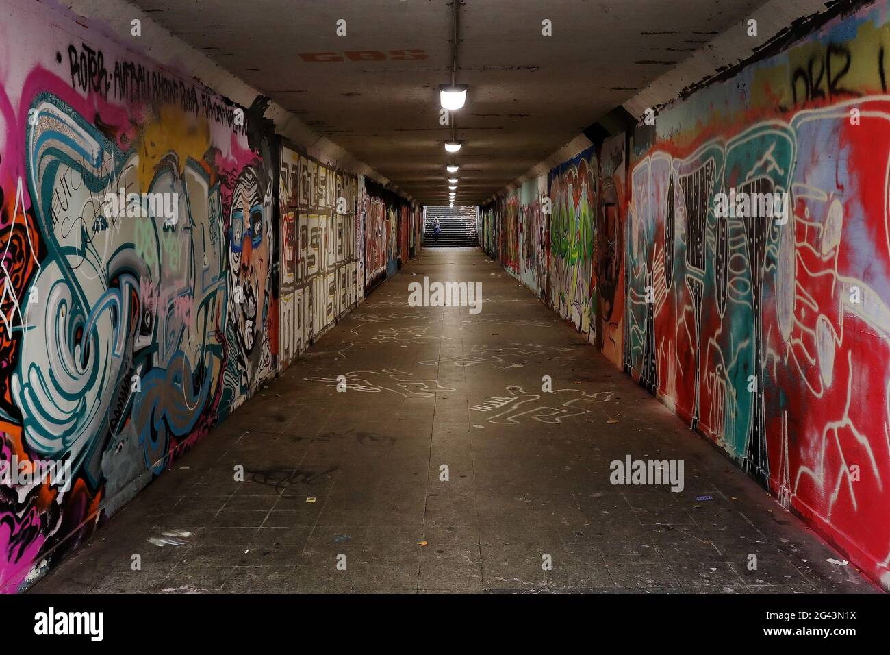 Amenazador, sucio y largo túnel peatonal con graffiti, Bochum, zona de Ruhr, Alemania, Europa Foto de stock