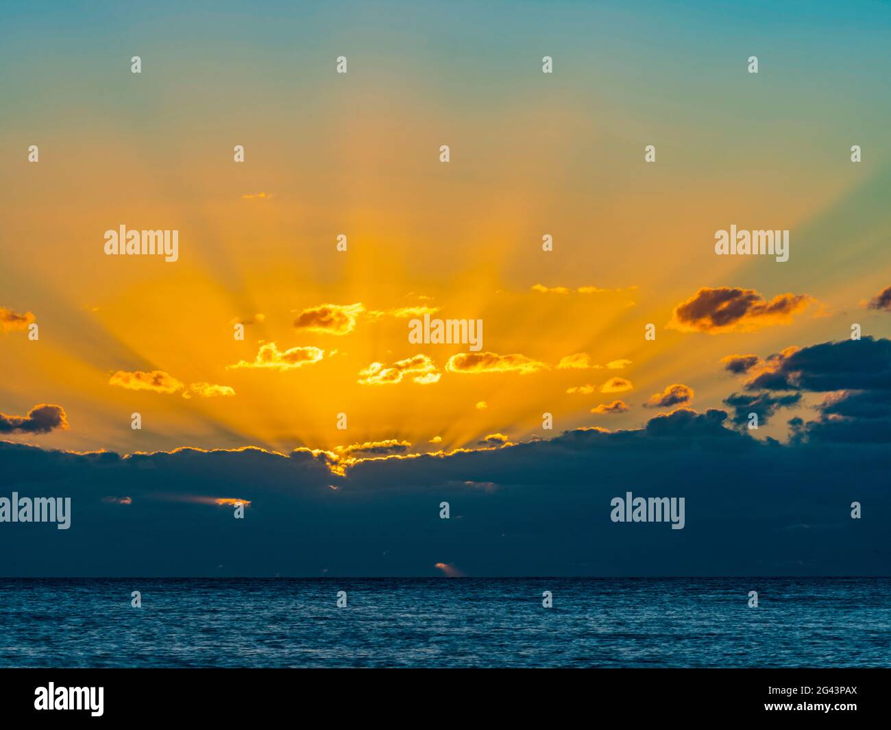Puesta de sol sobre el Golfo de México, Isla Sanibel, Florida, Estados Unidos Foto de stock