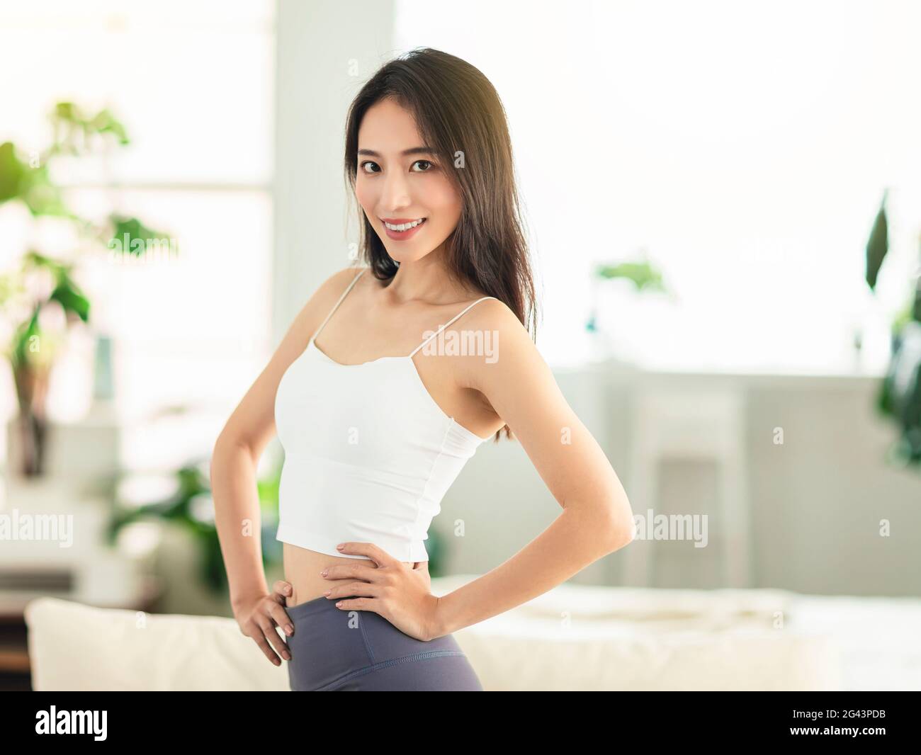 Mujer fitnes con gluteos fotografías e imágenes de alta resolución - Alamy