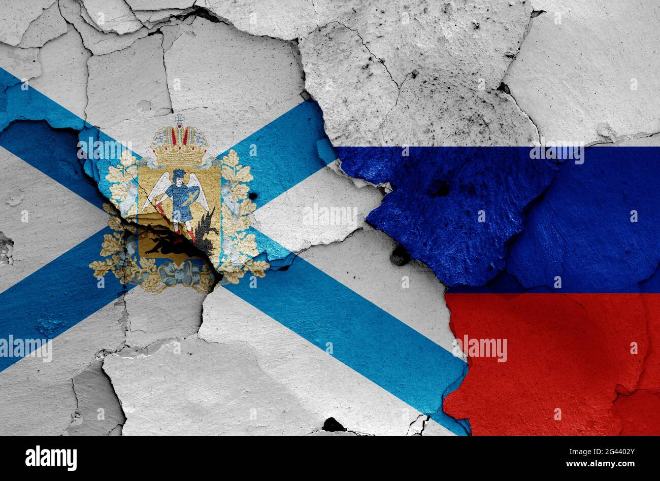 Banderas de Arkhangelsk Oblast y Rusia pintadas en la pared agrietada Foto de stock