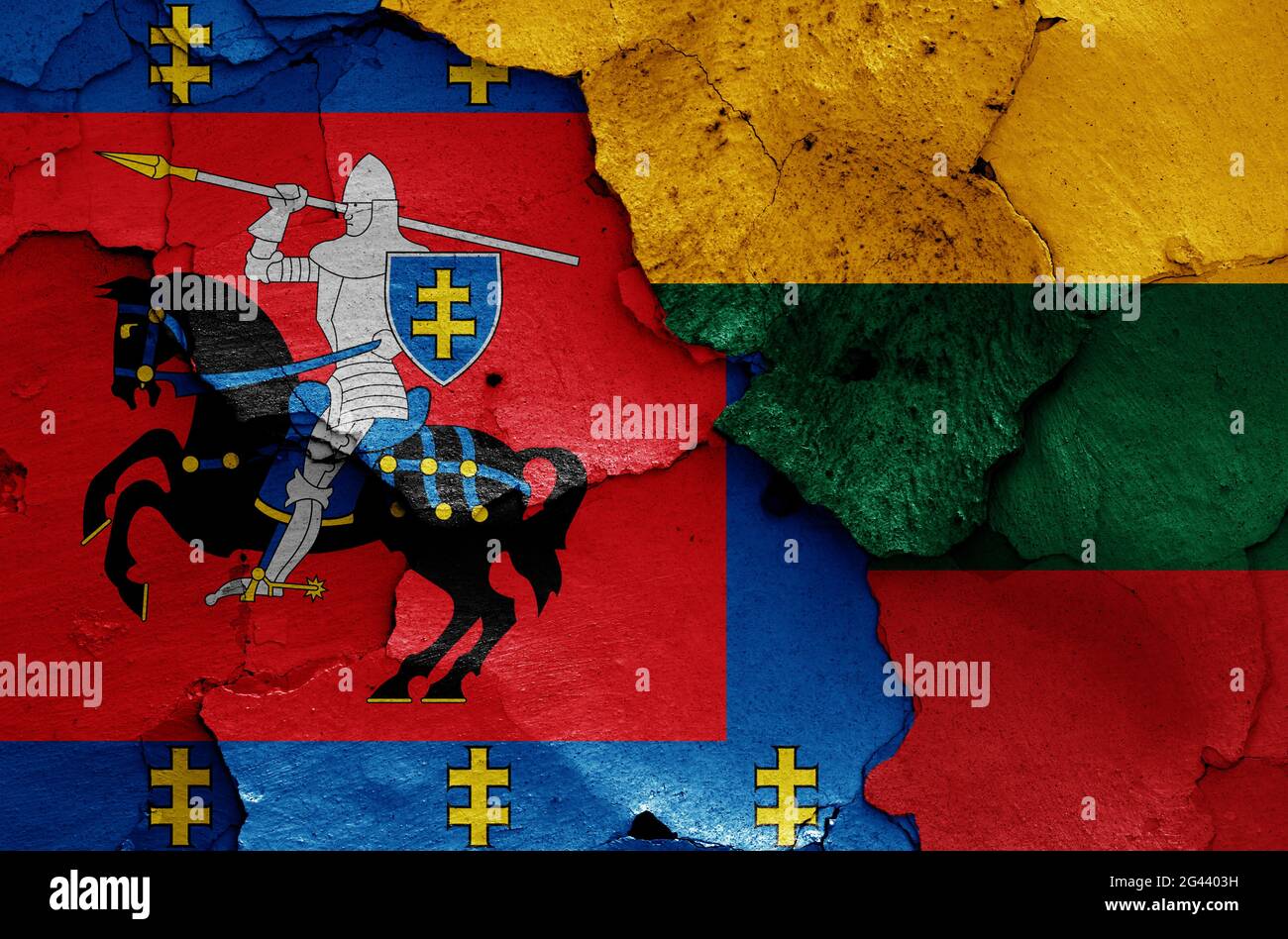 Banderas del condado de Vilnius y Lituania pintadas en la pared agrietada Foto de stock