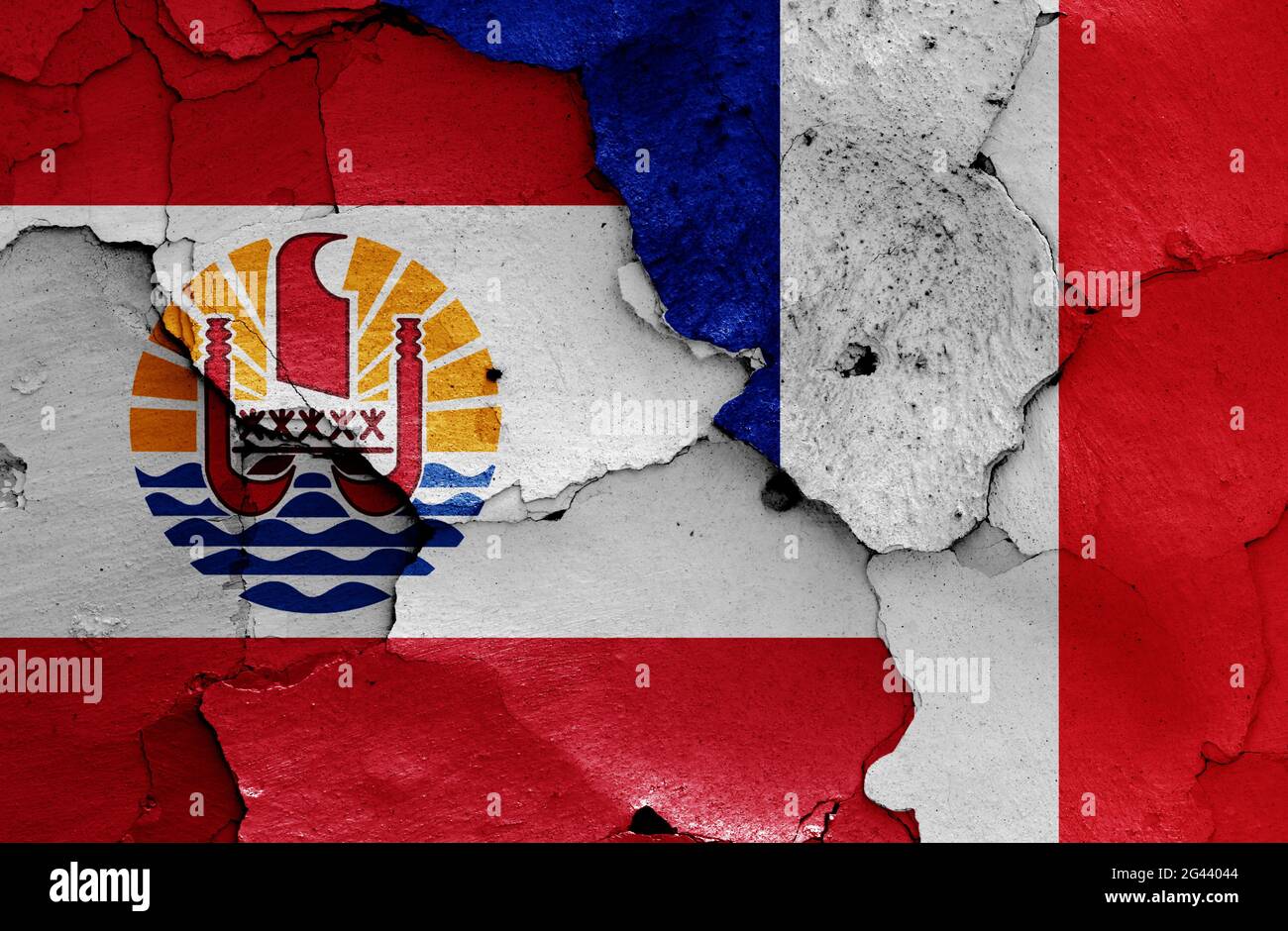 Banderas de la Polinesia Francesa y Francia pintadas en la pared agrietada Foto de stock