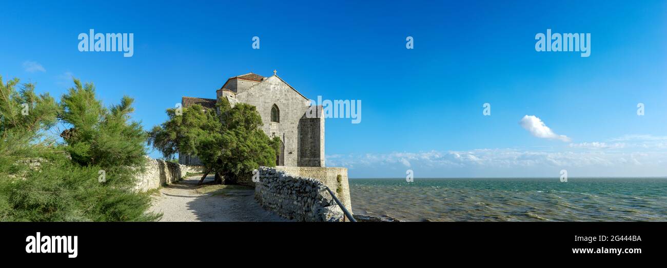 Iglesia de San Radegone en la orilla del mar, Talmont sur Gironde, Marítimo, Francia Foto de stock