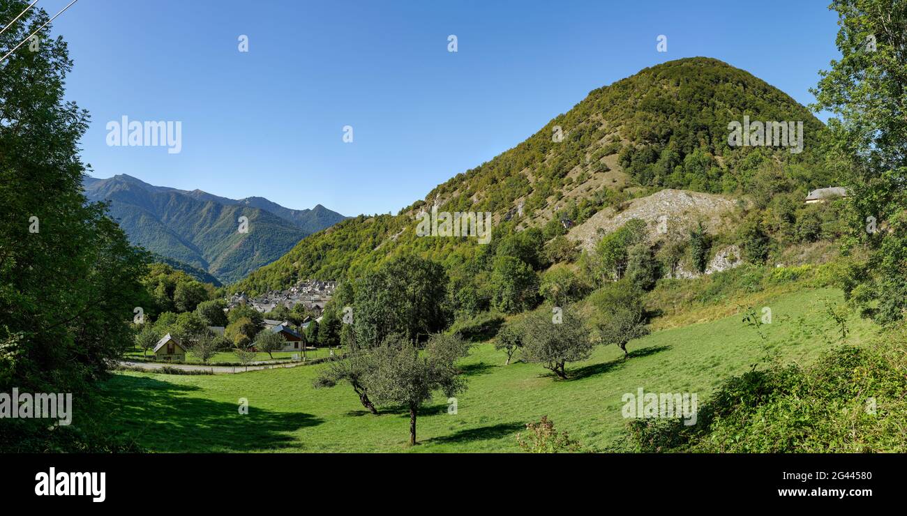 Paisaje con verde valle y montañas, Boutx, Haute-Garonne, Occitanie, Francia Foto de stock