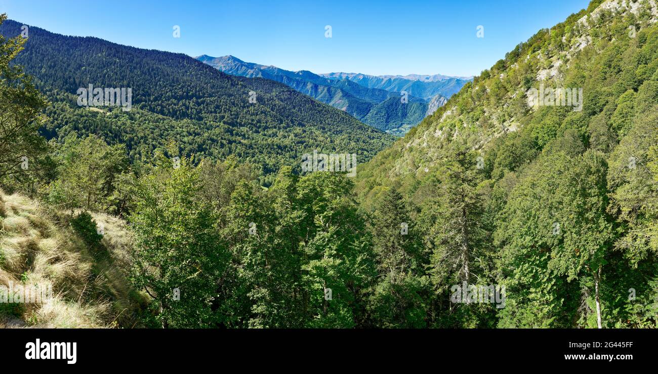 Paisaje con verde valle y montañas, Boutx, Haute-Garonne, Occitanie, Francia Foto de stock