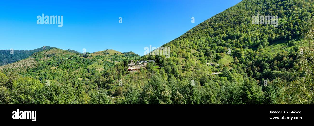 Paisaje con bosque verde y montañas, Couret, Haute-Garonne, Occitanie, Francia Foto de stock