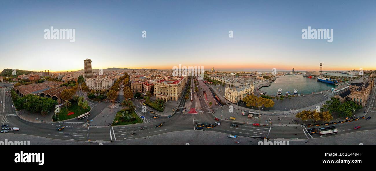 Vista panorámica equirectangular de la ciudad de Barcelona al atardecer, Cataluña, España Foto de stock