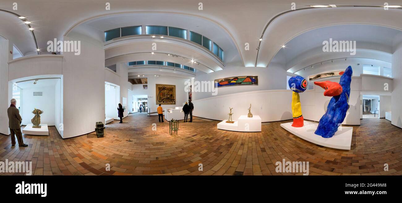 Interior del museo de arte moderno, Sala de Esculturas, Fundación Miro, Barcelona, España Foto de stock