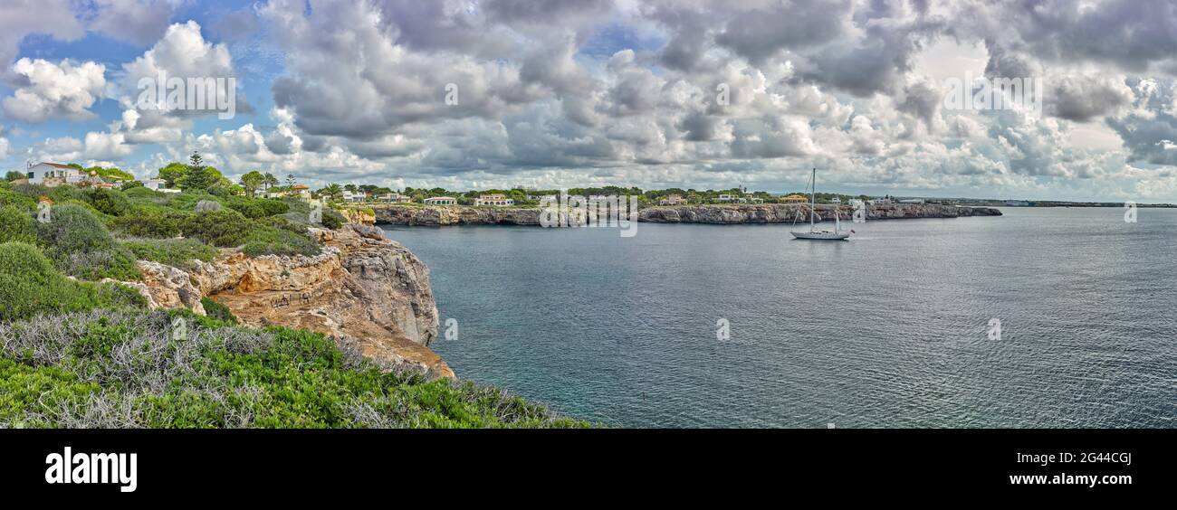 Paisaje con costa y mar, Cala en Brut, Torre del Ram, Menorca, España Foto de stock