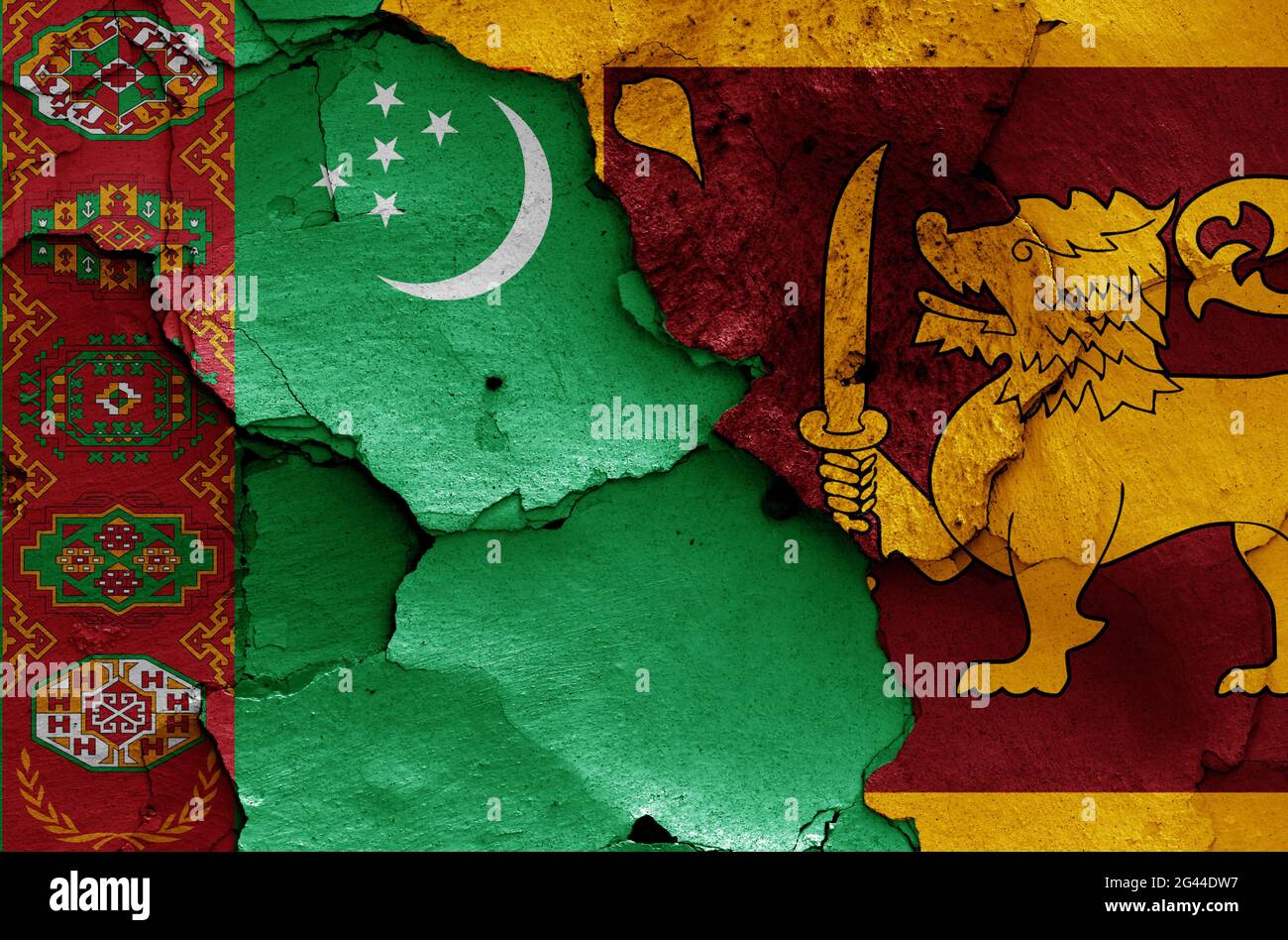 Banderas de Turkmenistán y Sri Lanka pintadas en la pared agrietada Foto de stock
