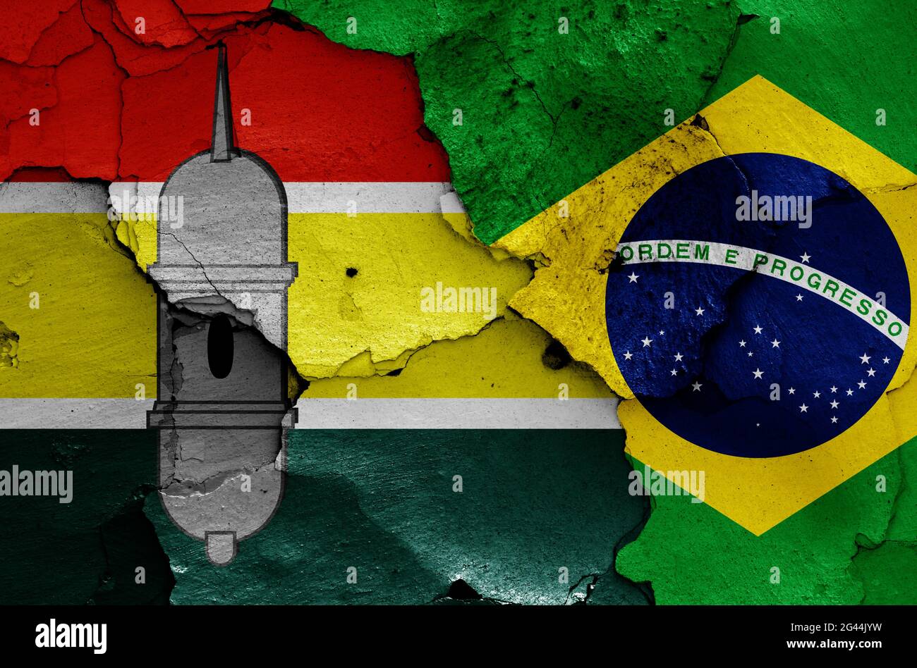 Banderas de Macapa y Brasil pintadas en la pared agrietada Foto de stock