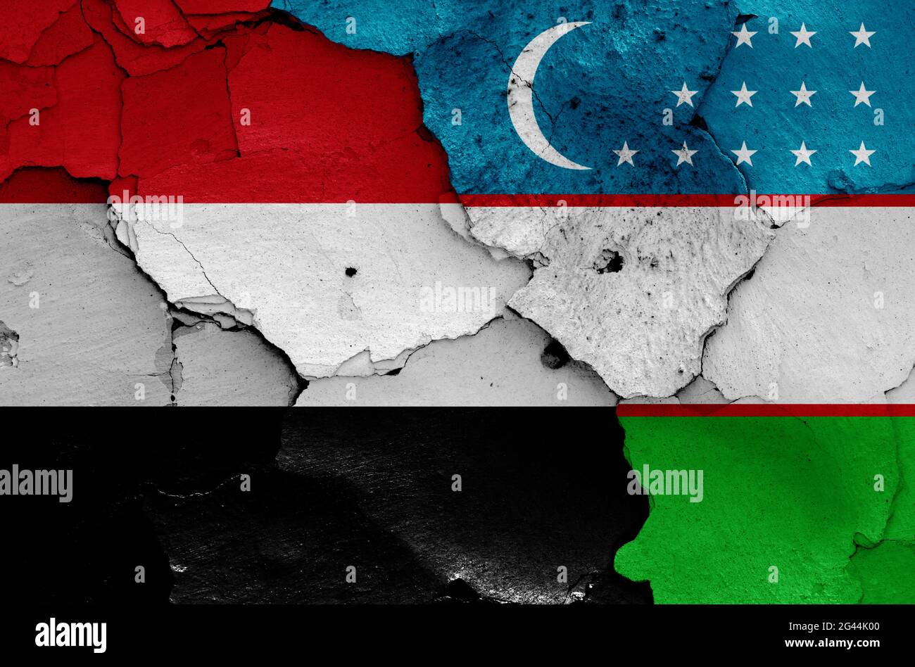 Banderas de Yemen y Uzbekistán pintadas en la pared agrietada Foto de stock