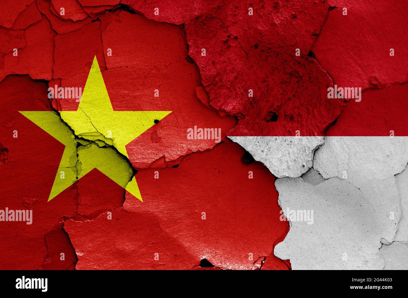 Banderas de Vietnam e Indonesia pintadas en la pared agrietada Foto de stock