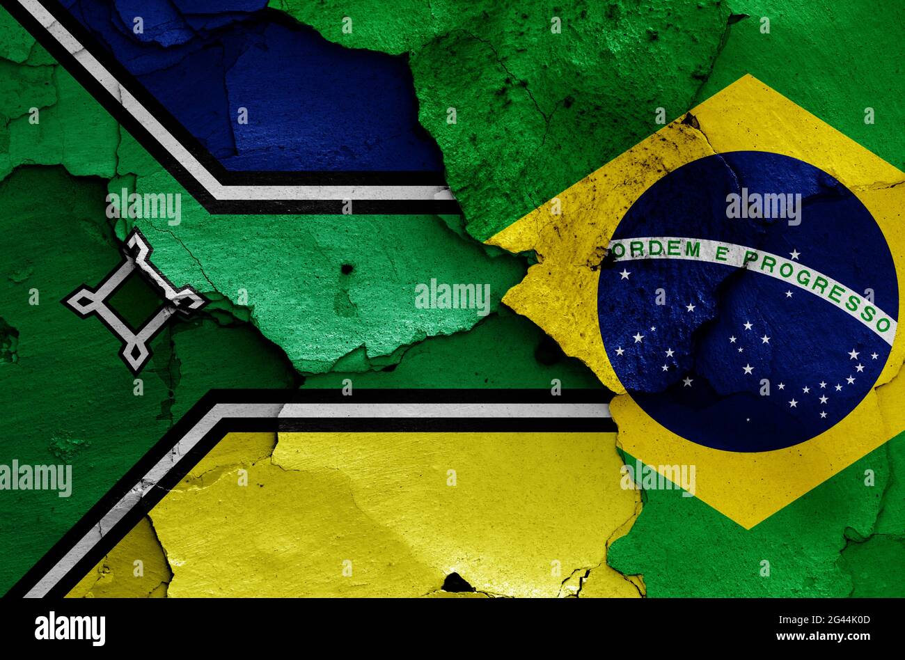 Banderas de Amapa y Brasil pintadas en la pared agrietada Foto de stock