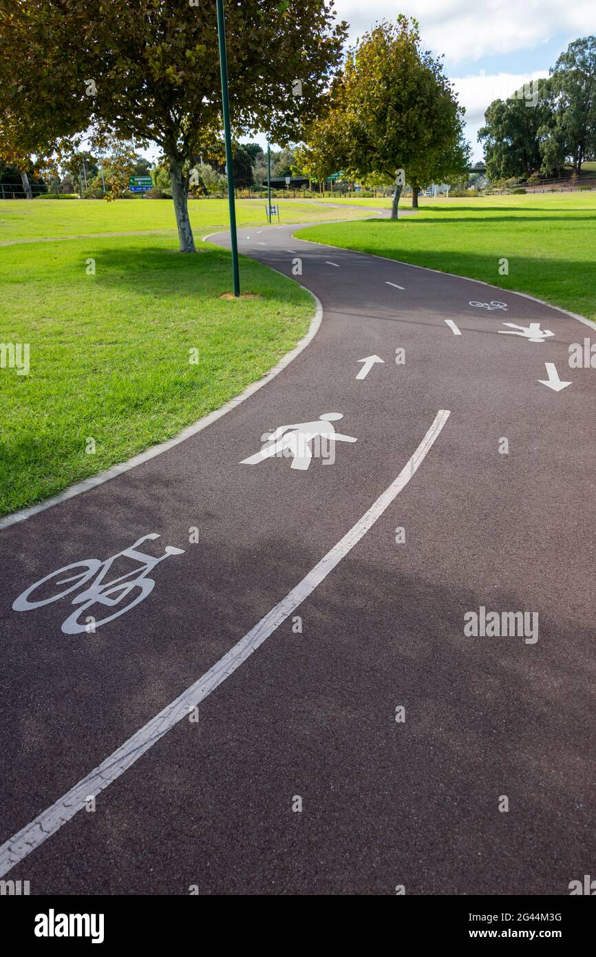 Bicicleta compartida/pista peatonal. Foto de stock