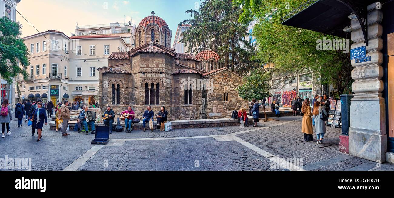Iglesia de la Asunción de la Virgen María y plaza de la ciudad, Atenas, Grecia Foto de stock
