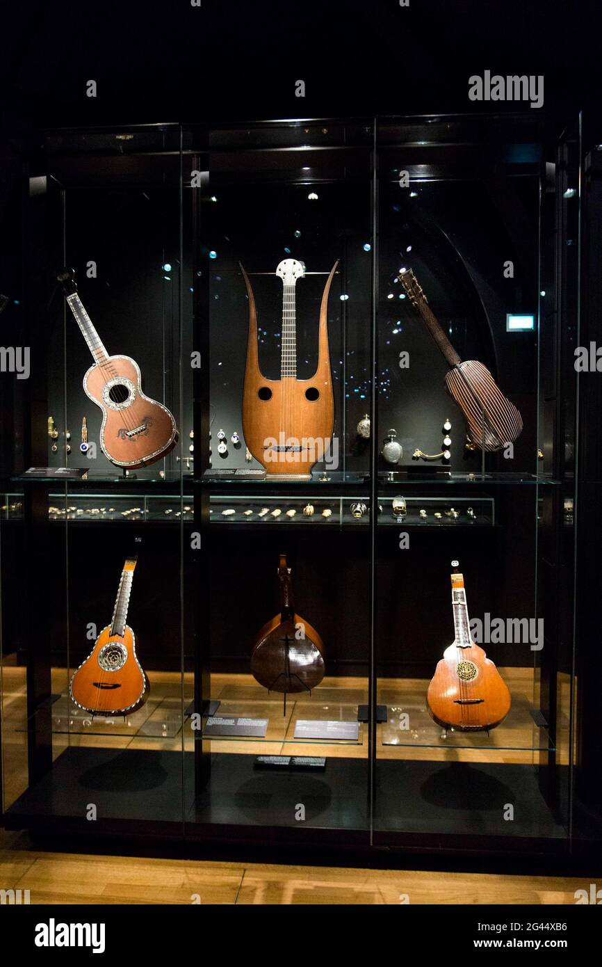 Disposición de instrumentos musicales en la exposición de música de la casa  Fotografía de stock - Alamy