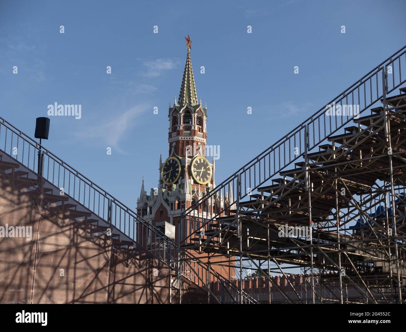 MOSCÚ RUSIA - 25 DE AGOSTO de 2018: Torre Spasskaya sobre el fondo de andamios Foto de stock