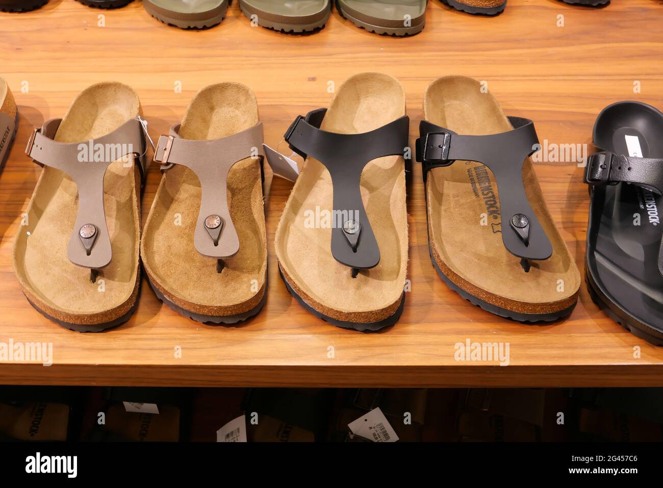 SANDALS EN EXHIBICIÓN EN BIRKENSTOCK BOUTIQUE DENTRO DE LA TIENDA DE MODA  RINASCENTE Fotografía de stock - Alamy