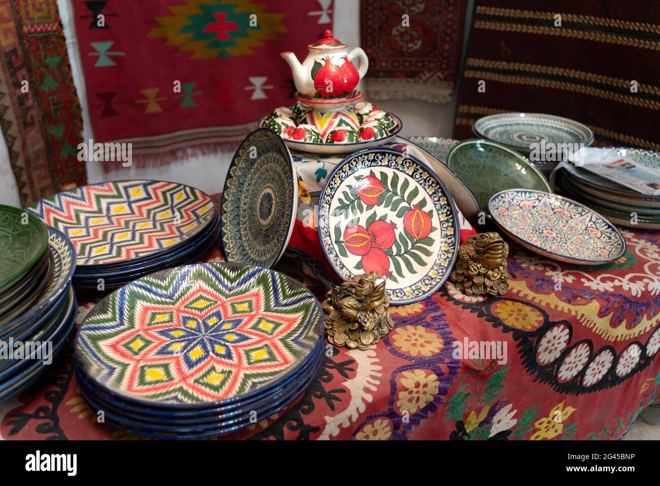 El mercado uzbeko con platos tradicionales de uzbekistán en Bujara Foto de stock