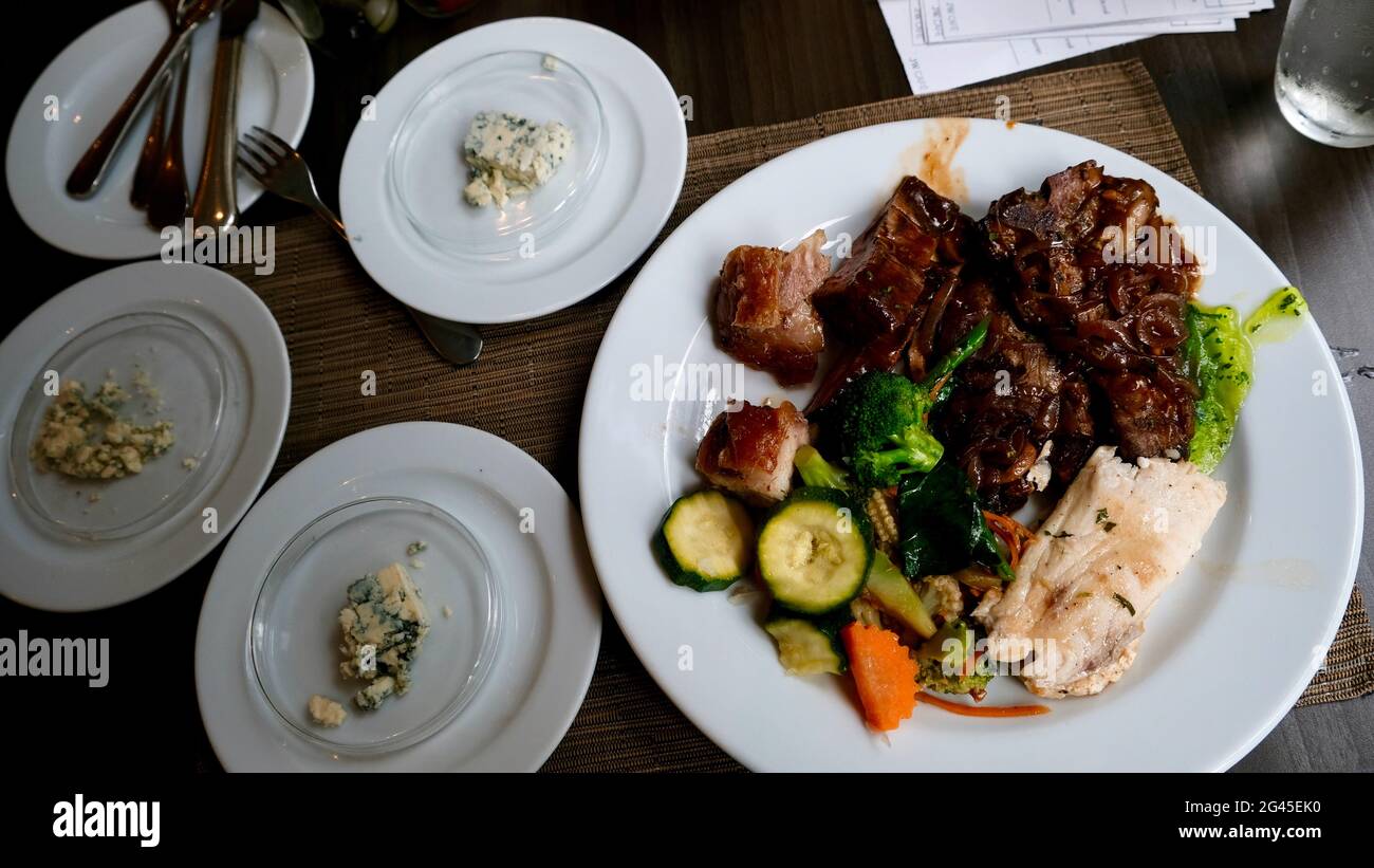 Internacional de comida buffet todo lo que se puede comer mesa smorgasbord junto a la ventana cinco estrellas restaurante hotel en Bangkok Tailandia Foto de stock