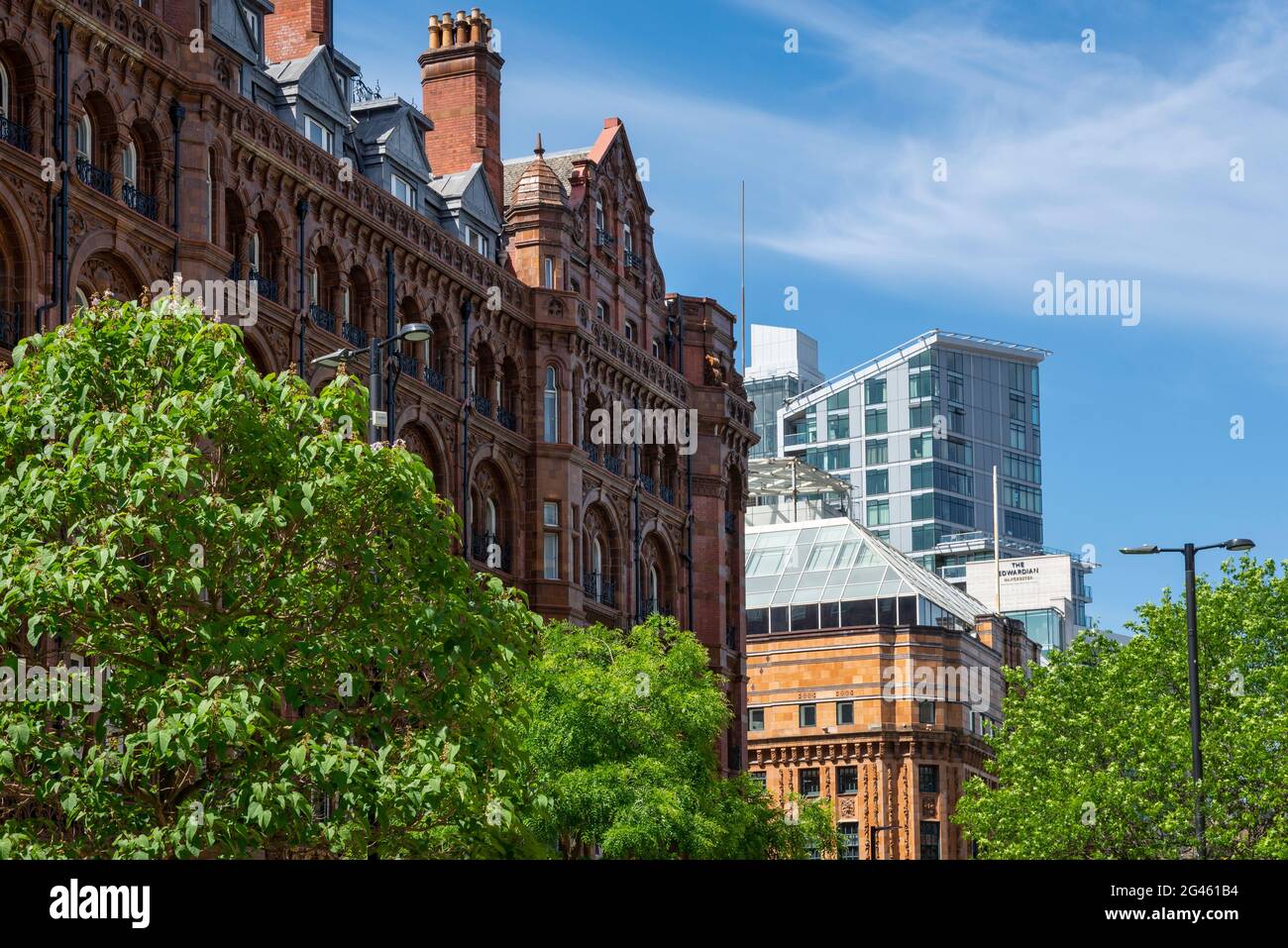 El Midland Hotel y otros edificios en el centro de la ciudad de Manchester, Inglaterra. Foto de stock