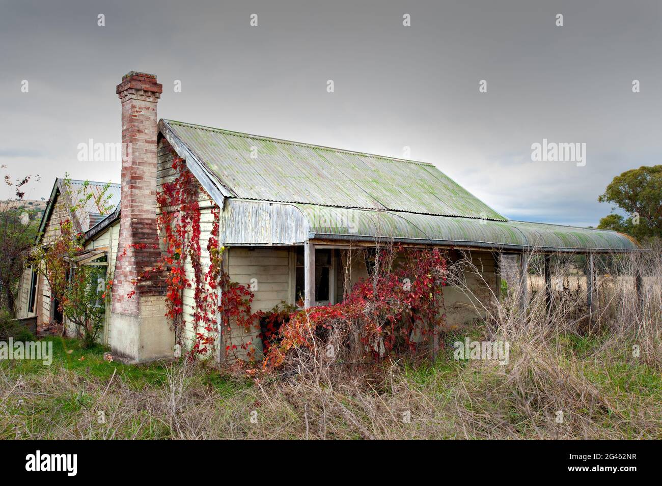 Los estragos del tiempo pesan pesadamente en una casa de campo familiar muy querida y llena de memoria en la región de New England Tablelands de Nueva Gales del Sur, Australia. Foto de stock