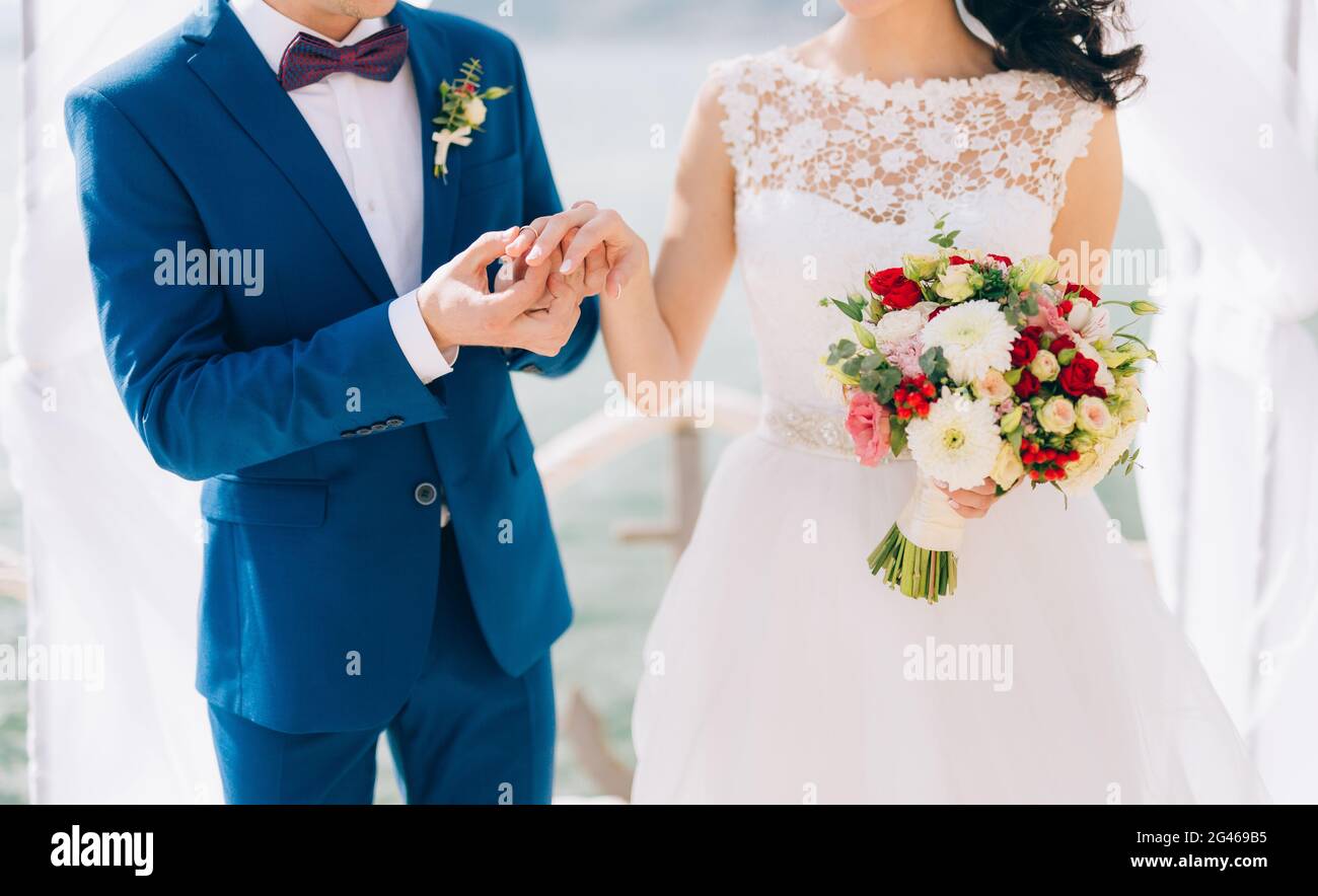 Vestidos de novia para la playa fotografías e imágenes de alta resolución - Alamy Vestidos de novia para la playa fotografías e imágenes de alta resolución - Alamy