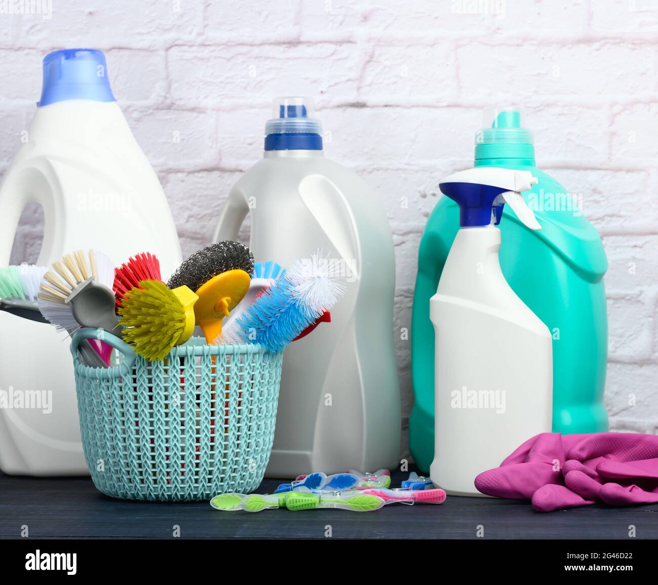 Cesta de productos y limpieza con suministros de cepillo o detergente en  una superficie de mesa