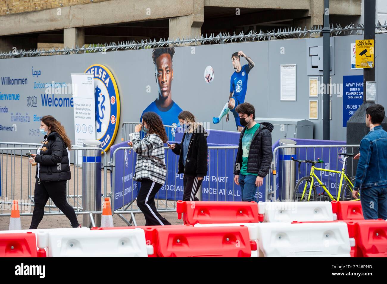 Londres, Reino Unido. 19 de junio de 2021. La gente se pone en cola para recibir una vacuna de Pfizer en un centro de vacunación masiva en Stamford Bridge, la casa del Chelsea FC, ya que la capital apunta a 100.000 dosis administradas por día. West Ham, Charlton y Tottenham Hotspur son otros clubes de fútbol de Londres que ofrecen paseos. Con el aumento de los casos de la variante Delta, el gobierno del Reino Unido ha invitado a todos los más de 18s para una vacuna Covid-19 en un esfuerzo por tener tantas personas para ser vacunadas antes de julio de 19th, la fecha revisada cuando todas las restricciones de cierre están relajadas. Crédito: Stephen Chung / Alamy Live News Foto de stock