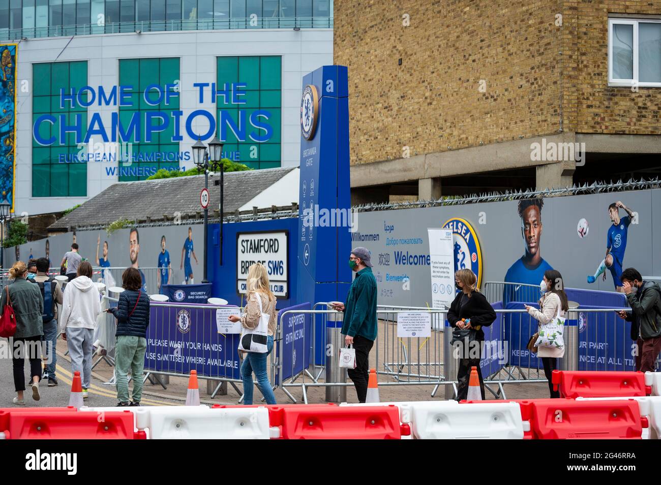 Londres, Reino Unido. 19 de junio de 2021. La gente se pone en cola para recibir una vacuna de Pfizer en un centro de vacunación masiva en Stamford Bridge, la casa del Chelsea FC, ya que la capital apunta a 100.000 dosis administradas por día. West Ham, Charlton y Tottenham Hotspur son otros clubes de fútbol de Londres que ofrecen paseos. Con el aumento de los casos de la variante Delta, el gobierno del Reino Unido ha invitado a todos los más de 18s para una vacuna Covid-19 en un esfuerzo por tener tantas personas para ser vacunadas antes de julio de 19th, la fecha revisada cuando todas las restricciones de cierre están relajadas. Crédito: Stephen Chung / Alamy Live News Foto de stock