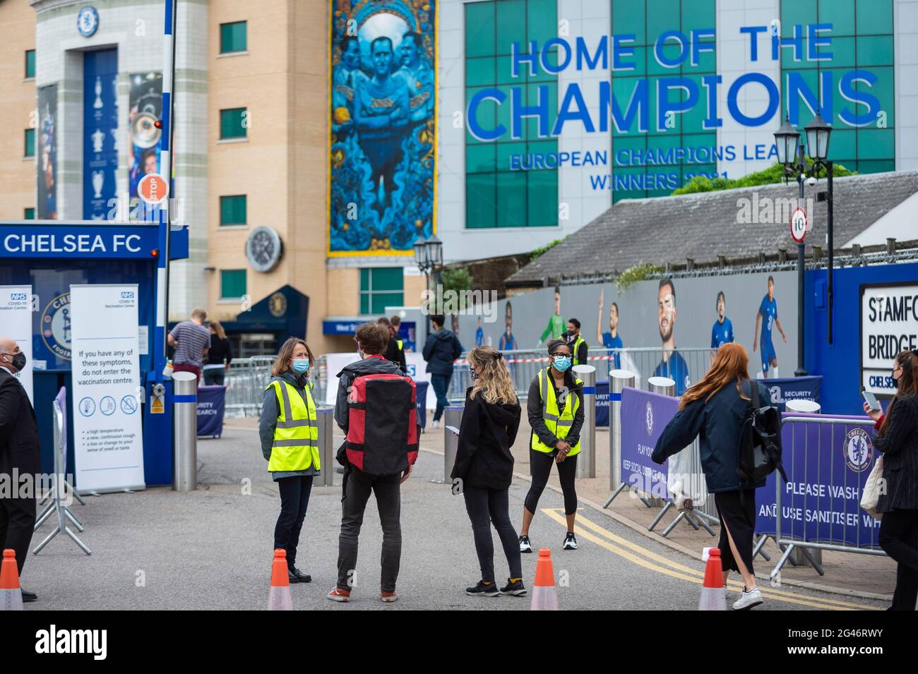 Londres, Reino Unido. 19 de junio de 2021. La gente se pone en cola para recibir una vacuna de Pfizer en un centro de vacunación masiva en Stamford Bridge, la casa del Chelsea FC, ya que la capital apunta a 100.000 dosis administradas por día. West Ham, Charlton y Tottenham Hotspur son otros clubes de fútbol de Londres que ofrecen paseos. Con el aumento de los casos de la variante Delta, el gobierno del Reino Unido ha invitado a todos los más de 18s para una vacuna Covid-19 en un esfuerzo por tener tantas personas para ser vacunadas antes de julio de 19th, la fecha revisada cuando todas las restricciones de cierre están relajadas. Crédito: Stephen Chung / Alamy Live News Foto de stock