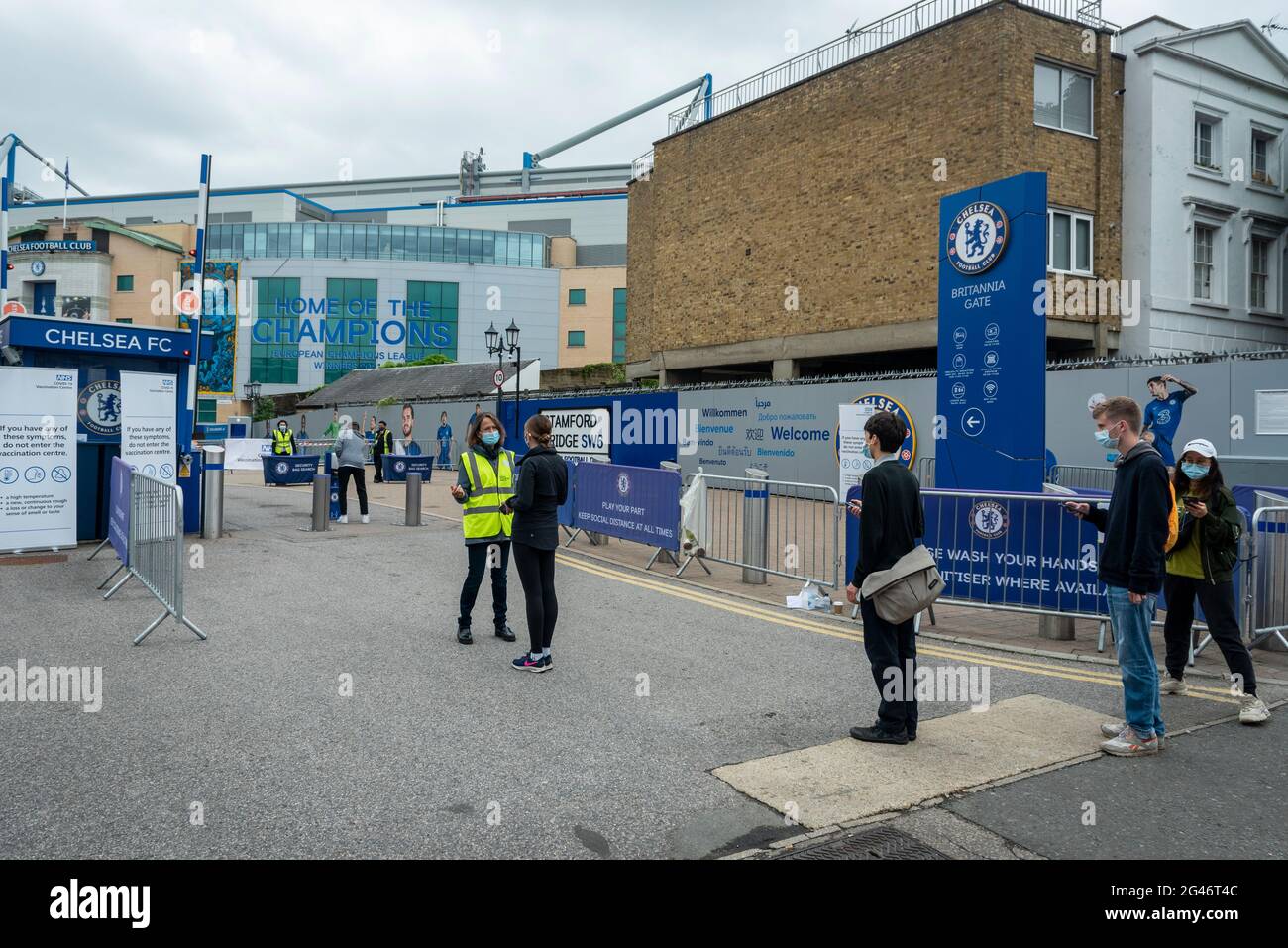 Londres, Reino Unido. 19 de junio de 2021. La gente se pone en cola para recibir una vacuna de Pfizer en un centro de vacunación masiva en Stamford Bridge, la casa del Chelsea FC, ya que la capital apunta a 100.000 dosis administradas por día. West Ham, Charlton y Tottenham Hotspur son otros clubes de fútbol de Londres que ofrecen paseos. Con el aumento de los casos de la variante Delta, el gobierno del Reino Unido ha invitado a todos los más de 18s para una vacuna Covid-19 en un esfuerzo por tener tantas personas para ser vacunadas antes de julio de 19th, la fecha revisada cuando todas las restricciones de cierre están relajadas. Crédito: Stephen Chung / Alamy Live News Foto de stock