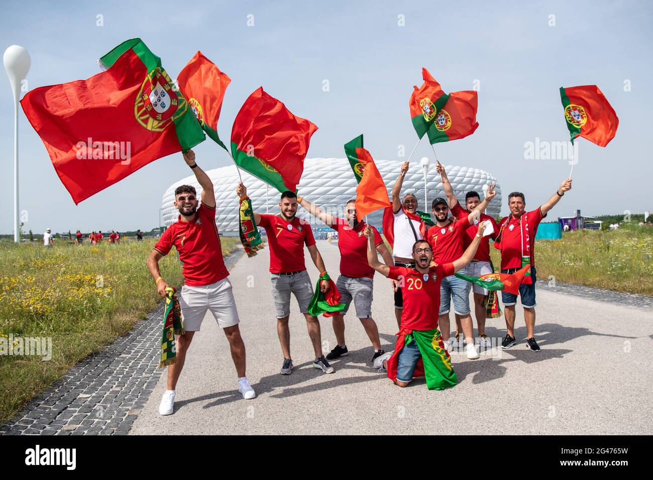 Munich, Alemania. 19th de junio de 2021. Fútbol: Campeonato de Europa, Portugal - Alemania, Ronda preliminar, Grupo F, Jornada 2. Los fans de Portugal llegan al estadio. Crédito: Matthias Balk/dpa/Alamy Live News Foto de stock