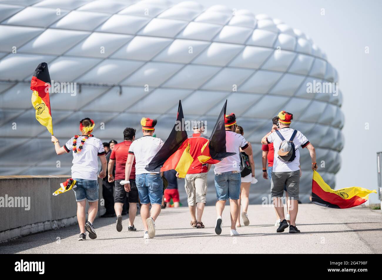 Munich, Alemania. 19th de junio de 2021. Fútbol: Campeonato de Europa, Portugal - Alemania, ronda preliminar, Grupo F, 2nd partido. Los fans del equipo nacional de fútbol alemán vienen al estadio. Crédito: Matthias Balk/dpa/Alamy Live News Foto de stock
