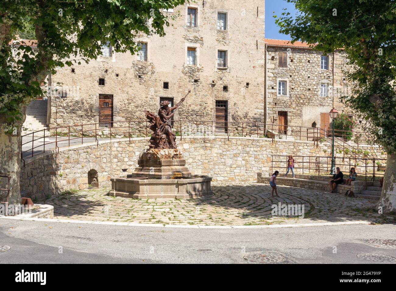 Ghisoni plaza del pueblo, con su fuente y la estatua de Neptuno. Córcega, Francia Foto de stock