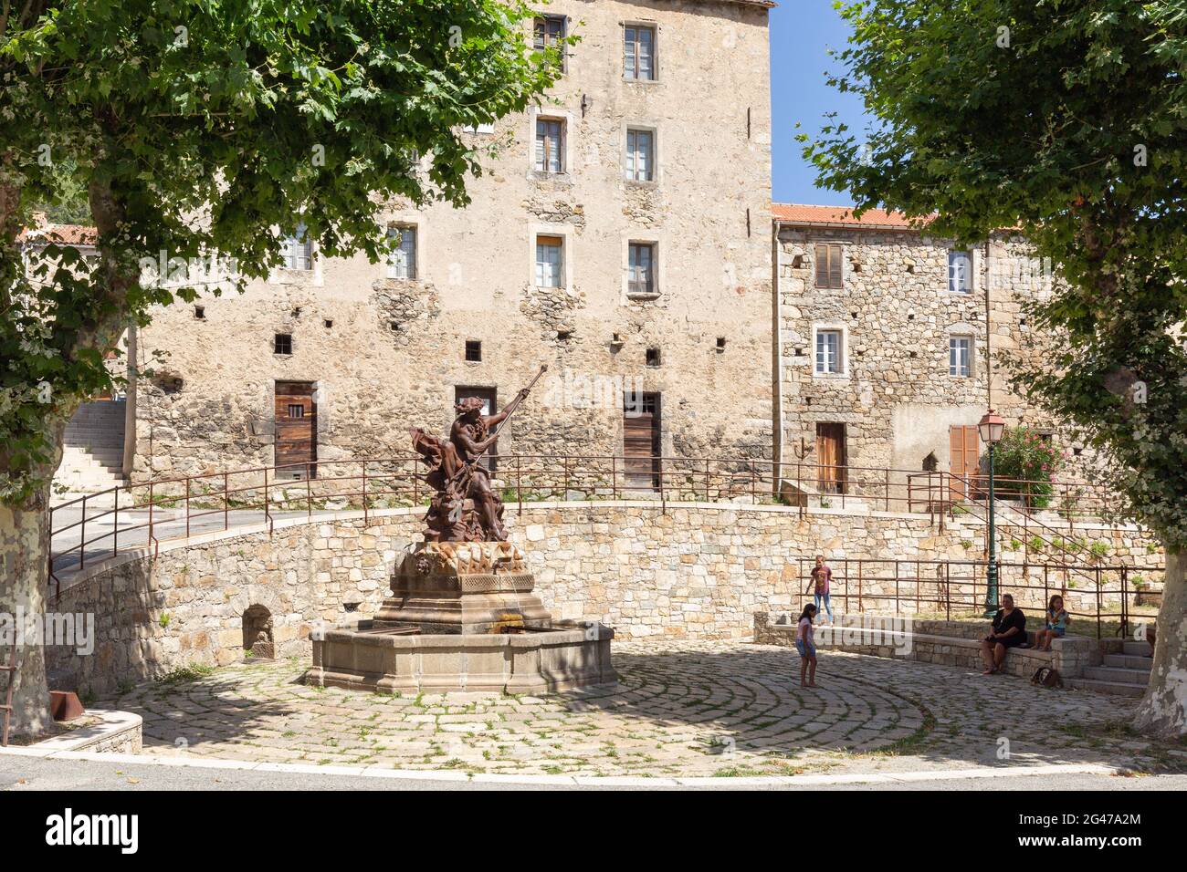 Ghisoni plaza del pueblo, con su fuente y la estatua de Neptuno. Córcega, Francia Foto de stock