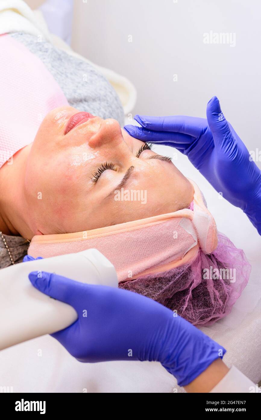 Cocer al vapor la cara para abrir los poros, aplicando crema líquida para  abrir los poros. Nuevo Fotografía de stock - Alamy