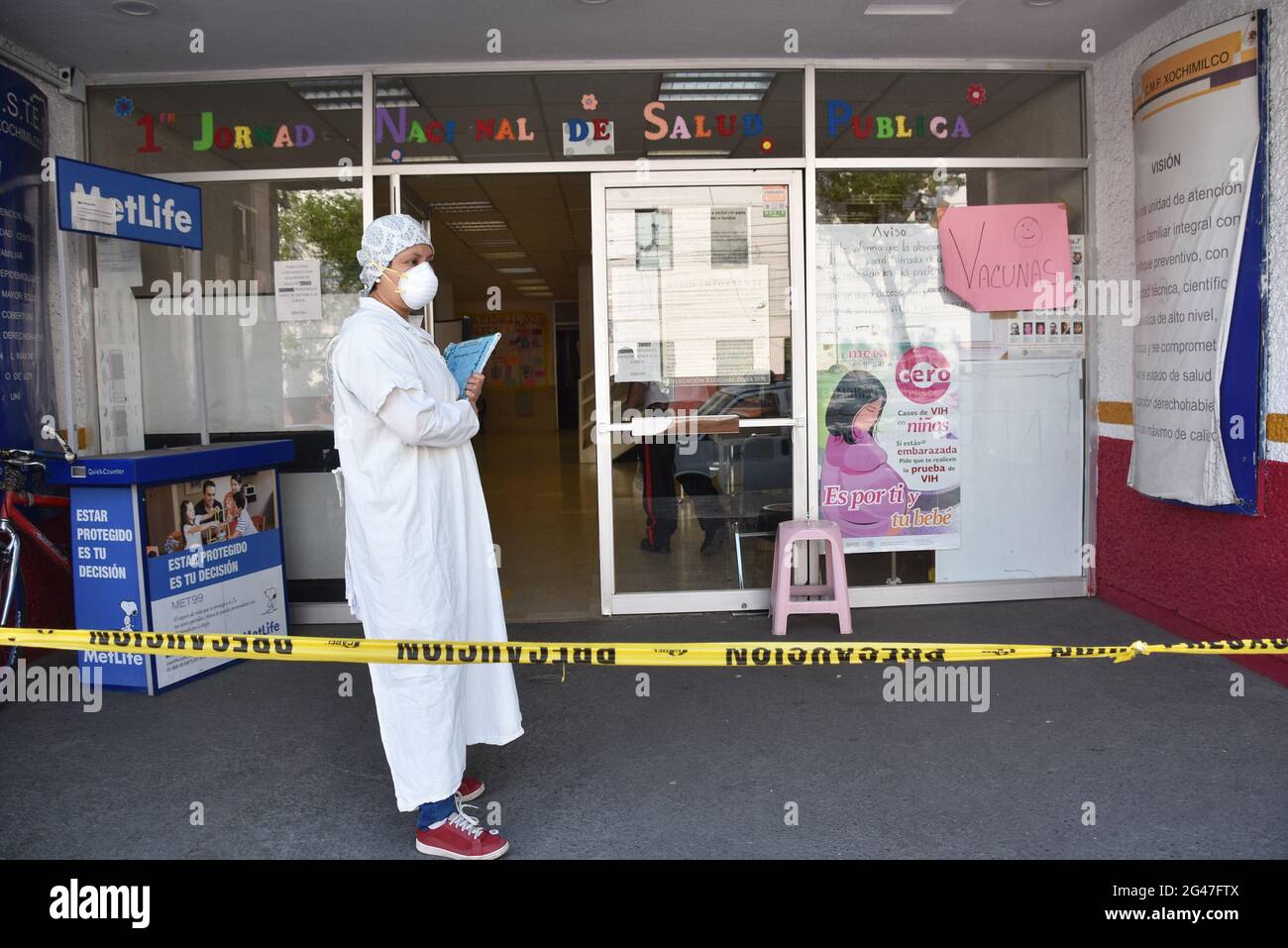 Trabajadores de la salud en ropa protectora frente al hospital Foto de stock