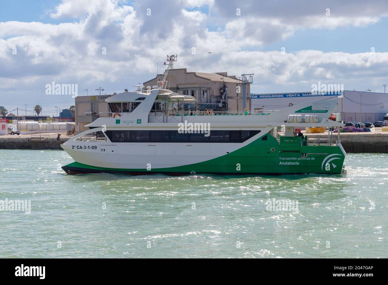 El Puerto de Santa María, Cádiz, España - 16 de junio de 2021: Ferry  catamarán que conecta El Puerto de Santa María con Cádiz y Rota, en  Andalucía, Spai Fotografía de stock - Alamy
