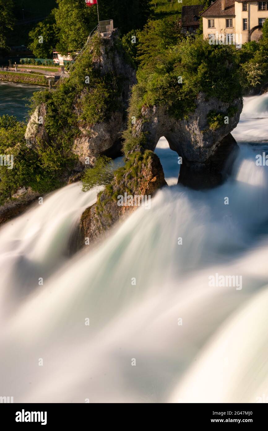 Increíbles cascadas del rin que son las más grandes de Europa cerca de Schaffhausen en Suiza 28.5.2021 Foto de stock